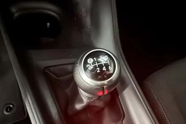 Toyota C-HR (2017) thumbnail 16