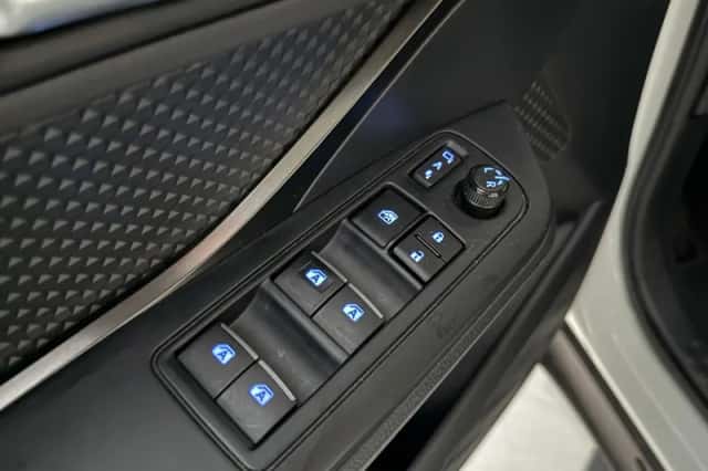 Toyota C-HR (2017) thumbnail 6
