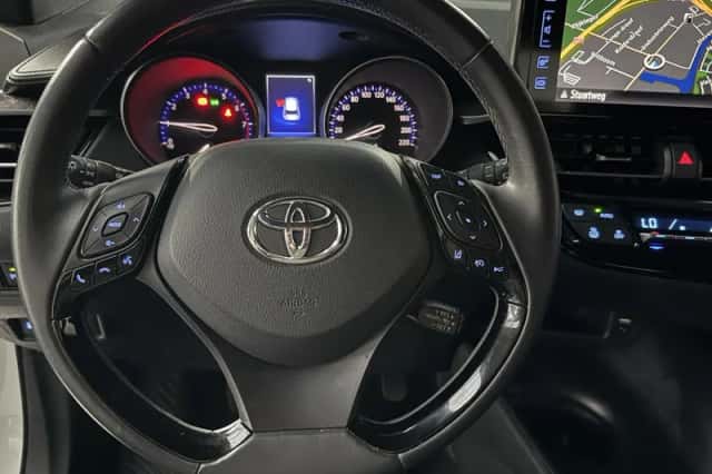 Toyota C-HR (2017) thumbnail 9