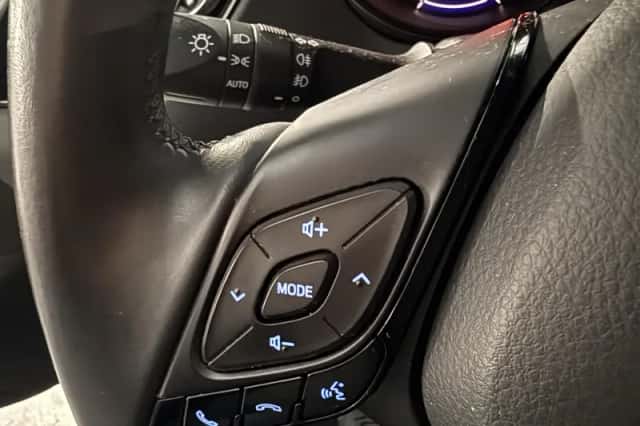 Toyota C-HR (2017) thumbnail 10