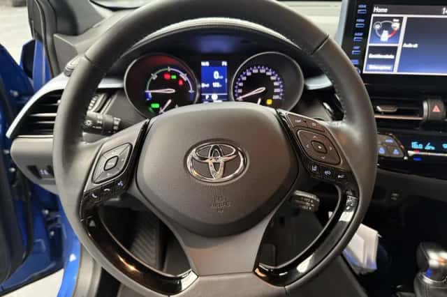 Toyota C-HR (2021) thumbnail 2