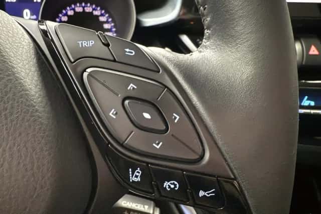 Toyota C-HR (2021) thumbnail 6