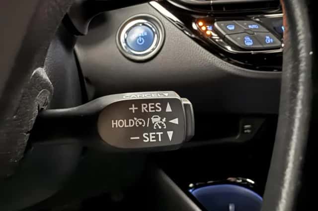 Toyota C-HR (2021) thumbnail 9