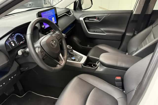 Toyota RAV4 (2024) thumbnail 2