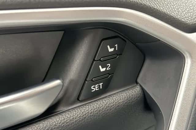 Toyota RAV4 (2024) thumbnail 3