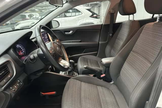 Kia Stonic (2021) thumbnail 2