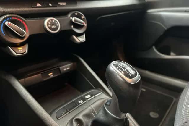 Kia Stonic (2021) thumbnail 15
