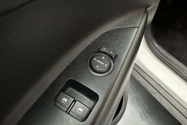 Kia Stonic (2021) thumbnail 3
