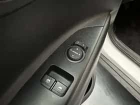 Kia Stonic (2021) thumbnail 3