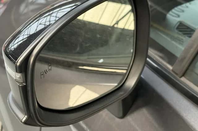 Toyota C-HR (2025) thumbnail 2