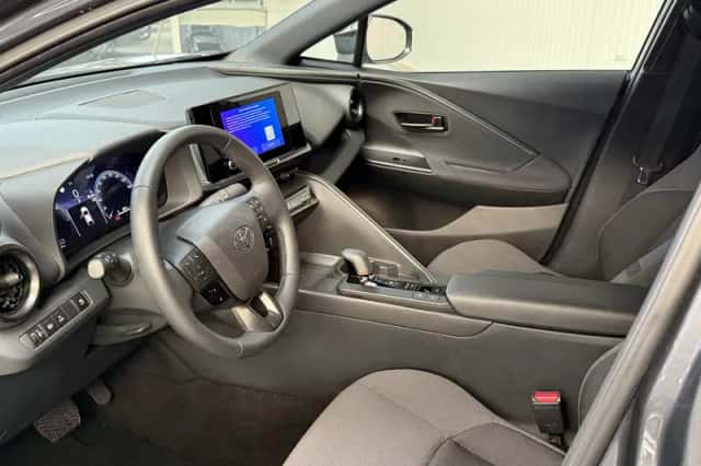 Toyota C-HR (2025) thumbnail 4