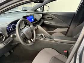 Toyota C-HR (2025) thumbnail 4
