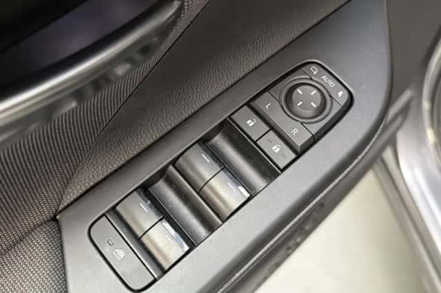 Toyota C-HR (2025) thumbnail 8