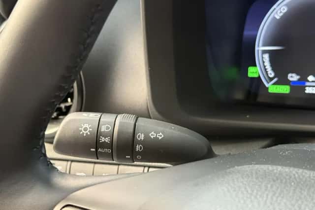 Toyota C-HR (2025) thumbnail 9