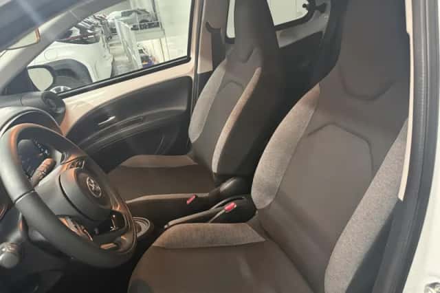Toyota Aygo (2022) thumbnail 2