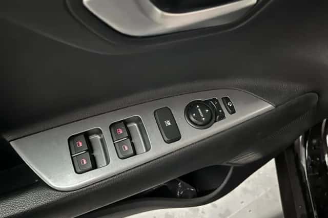 Kia Stonic (2022) thumbnail 2