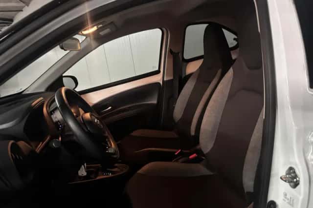 Toyota Aygo (2022) thumbnail 3