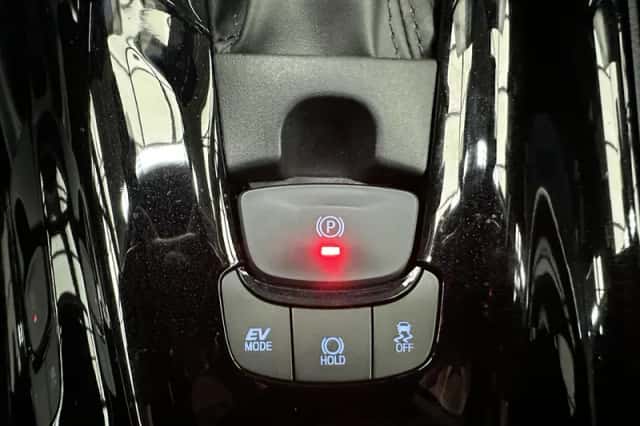 Toyota C-HR (2019) thumbnail 18