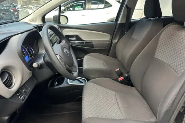 Toyota Yaris (2015) thumbnail 2