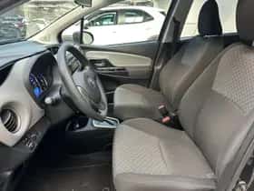 Toyota Yaris (2015) thumbnail 2