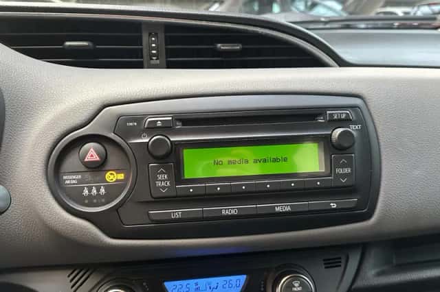 Toyota Yaris (2015) thumbnail 11