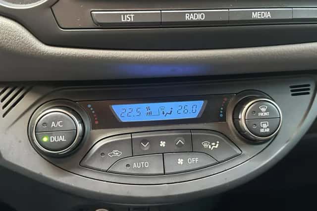 Toyota Yaris (2015) thumbnail 12