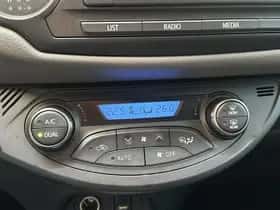Toyota Yaris (2015) thumbnail 12