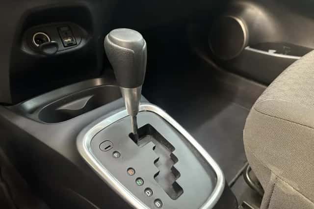 Toyota Yaris (2015) thumbnail 13