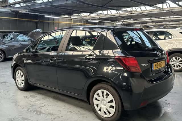 Toyota Yaris (2015) thumbnail 18