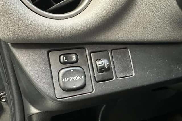 Toyota Yaris (2015) thumbnail 4