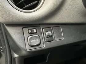 Toyota Yaris (2015) thumbnail 4