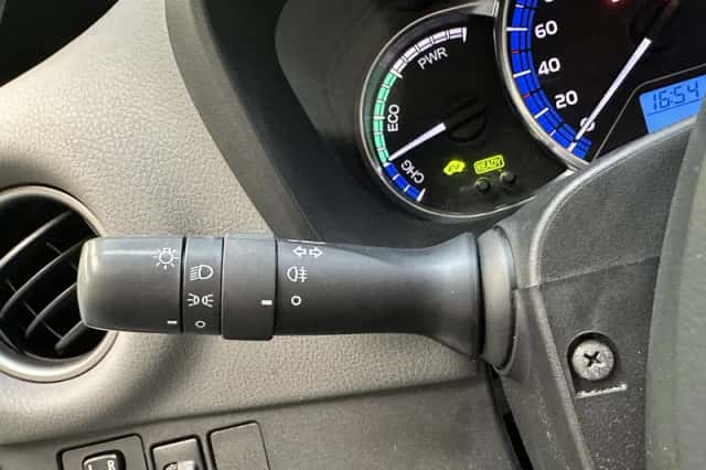 Toyota Yaris (2015) thumbnail 6
