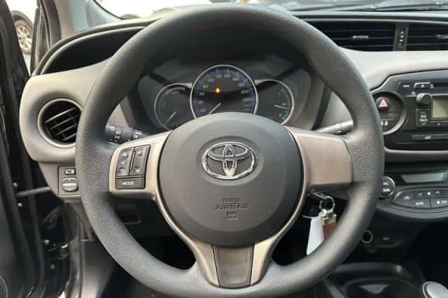 Toyota Yaris (2015) thumbnail 9