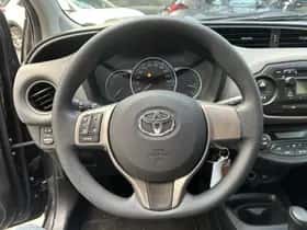 Toyota Yaris (2015) thumbnail 9
