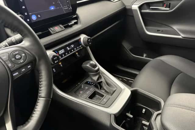 Toyota RAV4 (2024) thumbnail 3