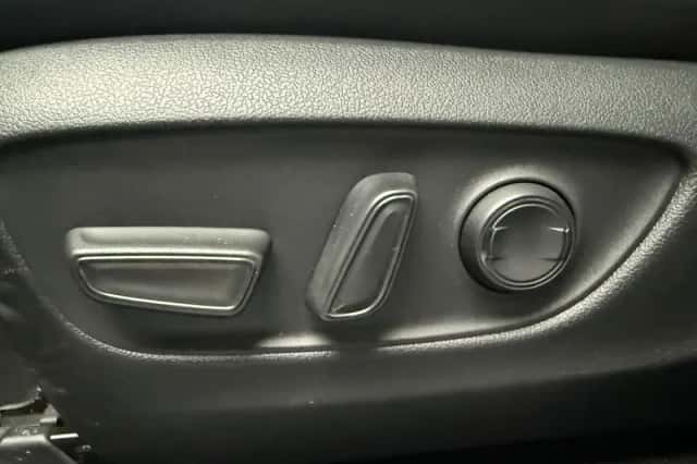 Toyota RAV4 (2024) thumbnail 5