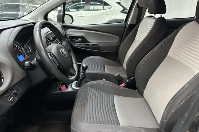 Toyota Yaris (2017) thumbnail 2