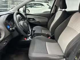 Toyota Yaris (2017) thumbnail 2