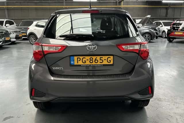 Toyota Yaris (2017) thumbnail 17