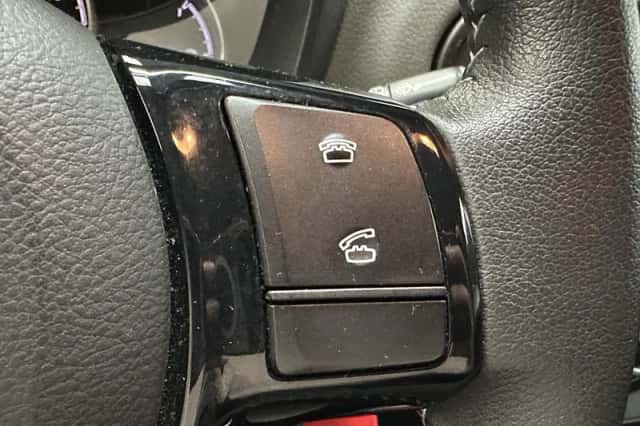 Toyota Yaris (2017) thumbnail 9
