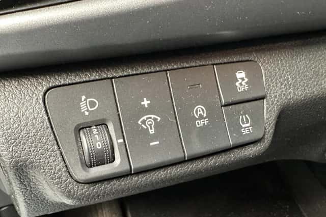 Kia Rio (2022) thumbnail 4