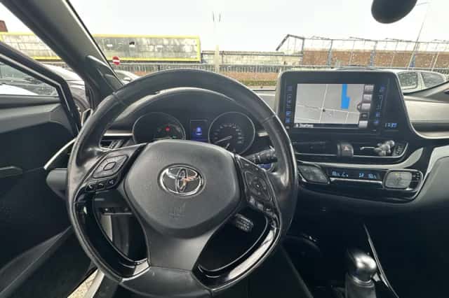 Toyota C-HR (2019) thumbnail 2