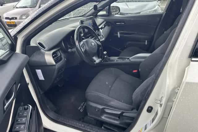 Toyota C-HR (2019) thumbnail 3