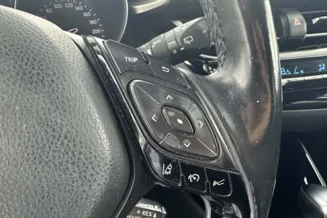 Toyota C-HR (2019) thumbnail 5