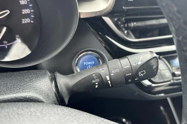 Toyota C-HR (2019) thumbnail 8