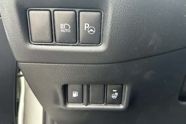Toyota C-HR (2019) thumbnail 9