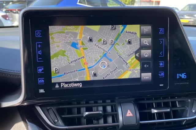 Toyota C-HR (2018) thumbnail 17