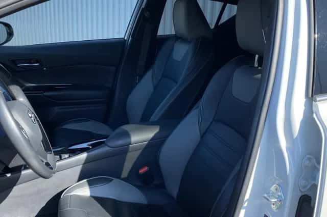 Toyota C-HR (2018) thumbnail 3