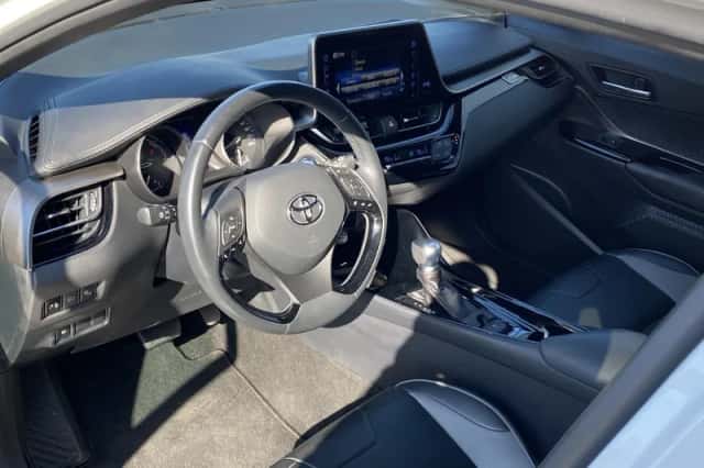 Toyota C-HR (2018) thumbnail 4