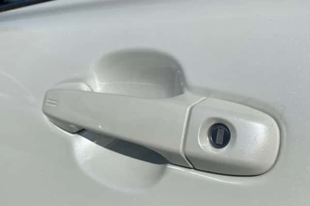 Toyota C-HR (2018) thumbnail 5